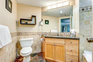 Un baño con inodoro, lavabo y espejo. en Greystone Lodge 408 Luxury, en Whistler 40 fotos más