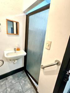 a bathroom with a shower and a sink at Apartamento Chazu #3 in Quepos +15 photos