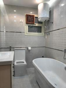 Et badeværelse på شقة مفروشة بالقاهرة مدينة وصال الشروق