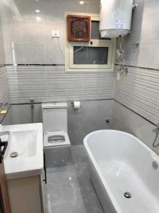 Et badeværelse på شقة مفروشة بالقاهرة مدينة وصال الشروق + 8 billeder