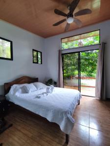 a bedroom with a bed and a ceiling fan at Quinta 24 de Junio in Guácimo