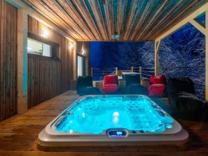チェラドナーにあるVilla in eladná with Outdoor Cinema & Whirlpoolのギャラリーの写真