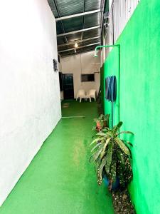 a hallway with a green floor in a building at Cabina Chazu#1 in Quepos
