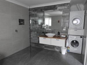 un bagno con lavandino e lavatrice di Halls Gap Cottages a Halls Gap Altre 9 foto