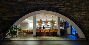 an archway in a room with a table and chairs at 凤凰苇渡庭院江景民宿 in Fenghuang