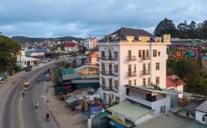 an overhead view of a city with a street at Thanh Hang Hotel Dalat in Khu Chi Lăng