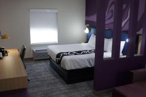 Postel nebo postele na pokoji v ubytování La Quinta Inn & Suites by Wyndham Memphis East