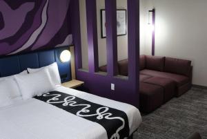 Postel nebo postele na pokoji v ubytování La Quinta Inn & Suites by Wyndham Memphis East