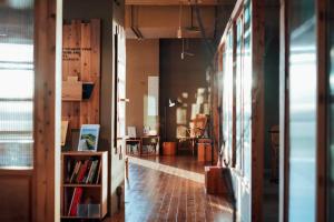 台中市にあるStar Hostel Taichung Parklaneの本棚付きの廊下のある部屋