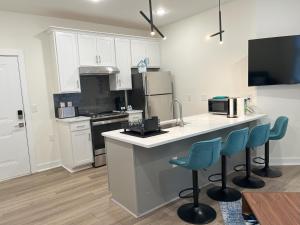 Η κουζίνα ή μικρή κουζίνα στο Church Hill Apt - TH02 - Tourist Homes of Richmond +8 φωτογραφίες