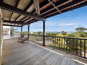 una terraza con vista al mar en Grandview Holiday Beach House, en Gracetown