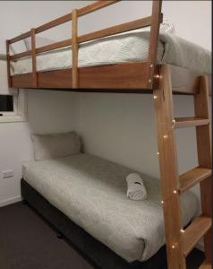 Ένα ή περισσότερα κρεβάτια σε δωμάτιο στο Karas 6 Thredbo Village