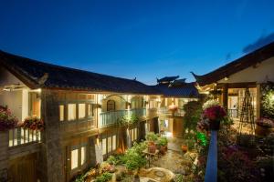Vrt pred nastanitvijo Lijiang Hearing Flower Hall Garden Inn Butterfly Language Shop