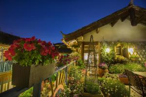 Vrt pred nastanitvijo Lijiang Hearing Flower Hall Garden Inn Butterfly Language Shop