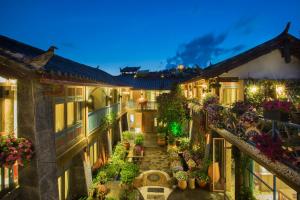 Vrt pred nastanitvijo Lijiang Hearing Flower Hall Garden Inn Butterfly Language Shop