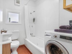 Ένα μπάνιο στο Karas 6 Thredbo Village +10 φωτογραφίες