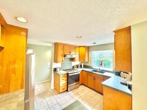 Una cocina o zona de cocina en Bothell River house