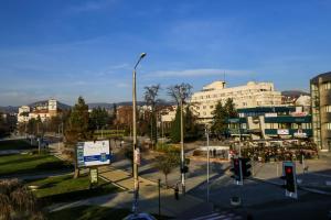 uma rua da cidade com uma luz de rua e edifícios em Hotel Bulgaria em Kardzhali