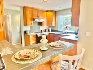 Una cocina o zona de cocina en Bothell River house