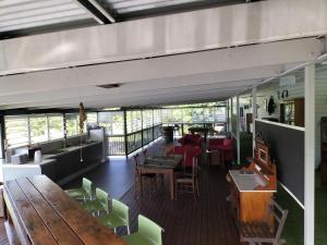 Restaurace v ubytování Daintree Riverview Lodges + 37 fotografií