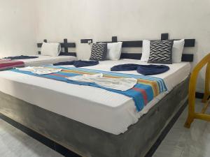 Ένα ή περισσότερα κρεβάτια σε δωμάτιο στο Yashi's Place Sigiriya