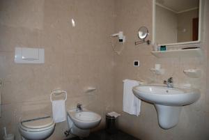 a bathroom with a sink and a toilet at Al Giardino in Fanna