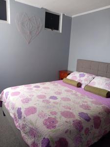 Giường trong phòng chung tại Condominio Mistral Oriente 2