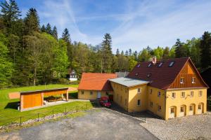 una vista aérea de una casa con patio en Penzion U Vyhlídky, en Chřibská