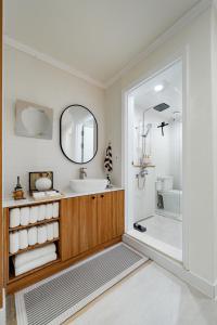 a bathroom with a sink and a tub and a mirror at 신규오픈,서울 강남 Seoul Kangnam,2룸,2화장실,전객실에어컨설치,무료주차,럭셔리풀옵션,강남테헤란로,코엑스,강남성형외과,대치동학원가,강남세브란스,서울삼성병원,비즈니스 in Seoul +70 photos
