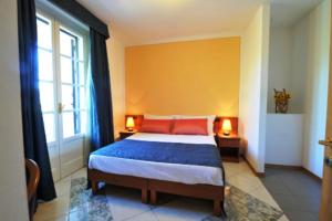 a bedroom with a large bed and a window at Holiday House Aurora in Cortona