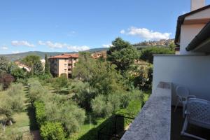 an outdoor balcony with a view of a garden at Holiday House Aurora in Cortona