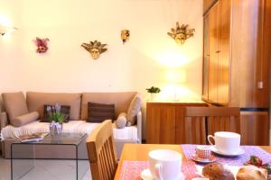 een woonkamer met een bank en een tafel bij Tiepolo in Venetië