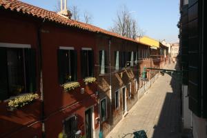 een lege straat in een stad met gebouwen bij Tiepolo in Venetië