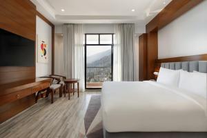 Holiday Inn Resort Kathmandu Budhanilkantha by IHG客房内的一张或多张床位