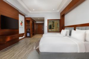 Holiday Inn Resort Kathmandu Budhanilkantha by IHG客房内的一张或多张床位