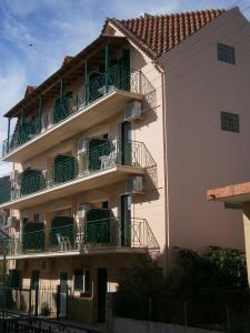 un edificio con balcones en un lateral en Petros Studios, en Póros