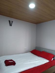 Postel nebo postele na pokoji v ubytování Nidaya Sohra