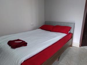Postel nebo postele na pokoji v ubytování Nidaya Sohra