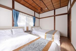 Giường trong phòng chung tại Omori House