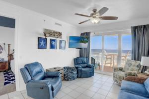 ガルフ・ショアーズにあるIsland Royale 506 by Liquid Lifeのリビングルーム(青い椅子、天井ファン付)