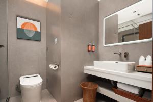 Kylpyhuone majoituspaikassa 滨江万璟酒店 One Gem Hotel