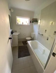 Un baño blanco con bañera y inodoro. en Maisie's Cottage, en Mount Victoria 20 fotos más