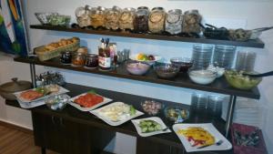un buffet con platos de comida en una mesa en Hotel Art Inn Dinslaken, en Dinslaken
