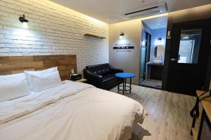 Hotel Kkuljam Stay客房内的一张或多张床位