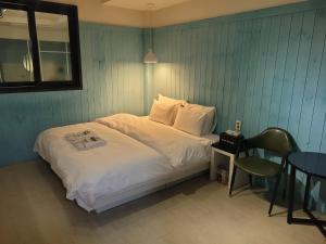 Hotel Kkuljam Stay客房内的一张或多张床位
