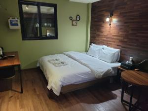 Hotel Kkuljam Stay客房内的一张或多张床位