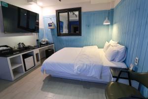 Hotel Kkuljam Stay客房内的一张或多张床位