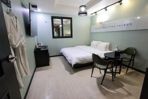 Hotel Kkuljam Stay客房内的一张或多张床位