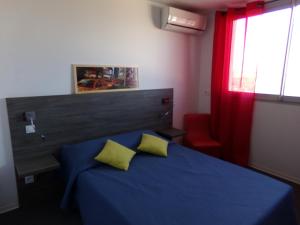 Un pat sau paturi într-o cameră la HoteI de la Plage Montpellier Sud