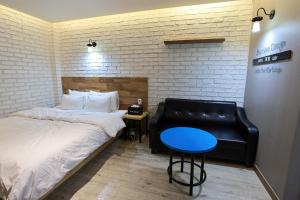 Hotel Kkuljam Stay客房内的一张或多张床位
